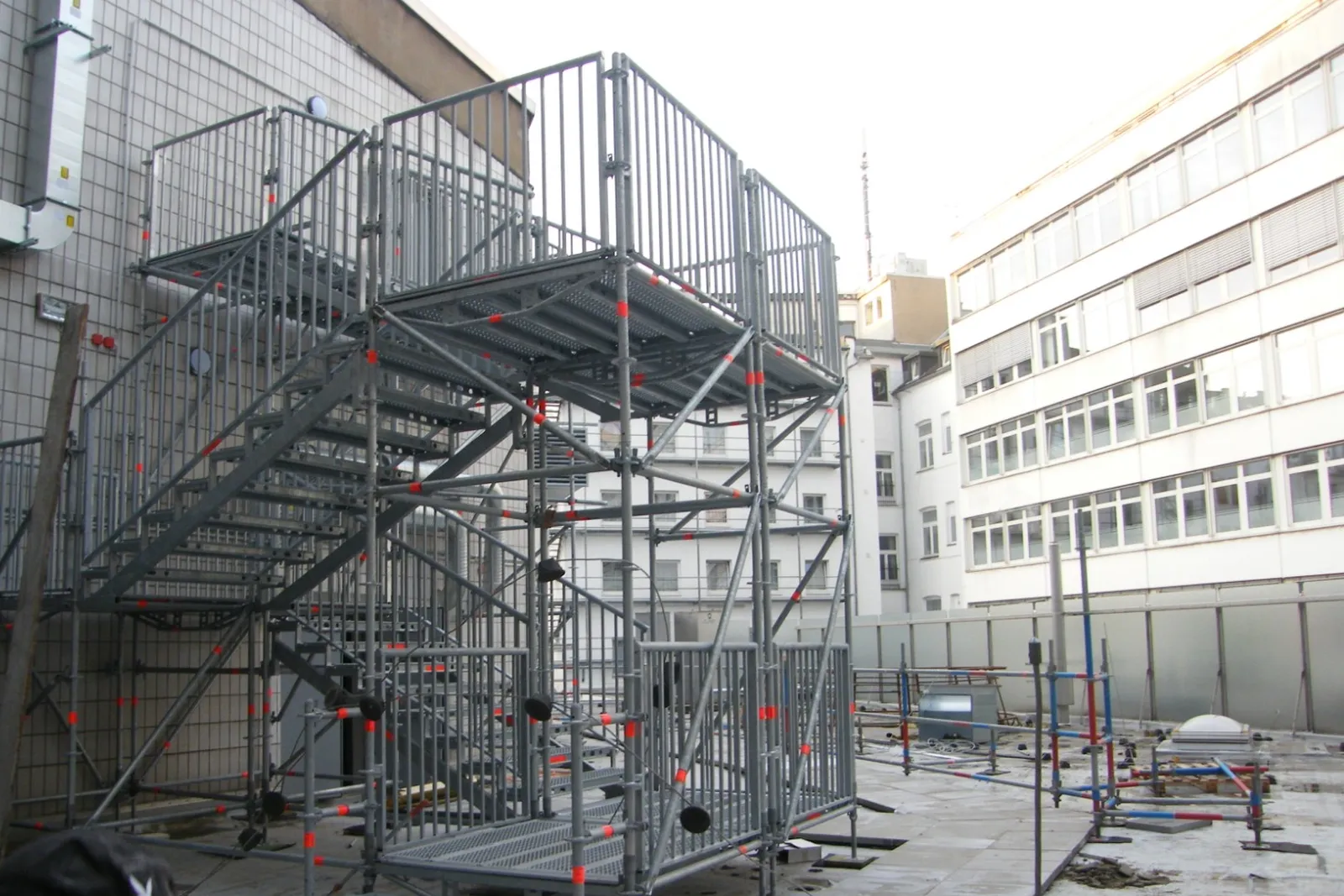 Neue Stahl-Fluchttreppe im Hof