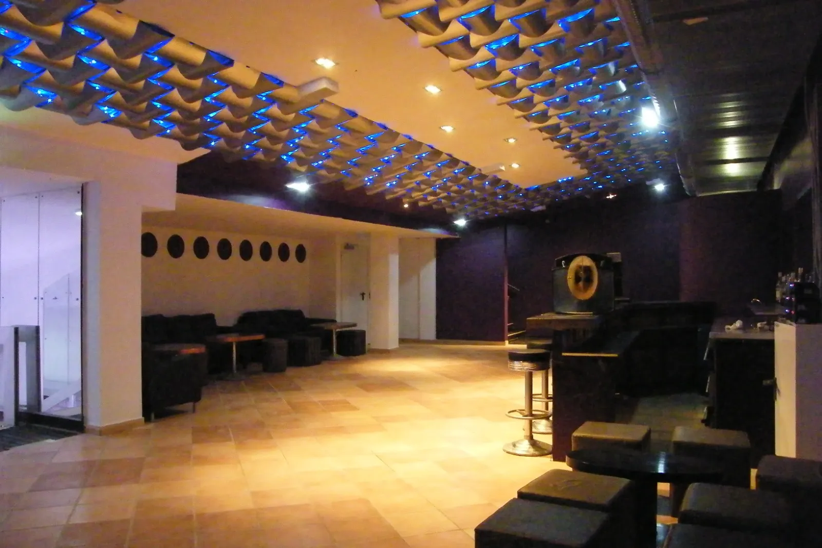 Lounge und Bar nach dem Umbau