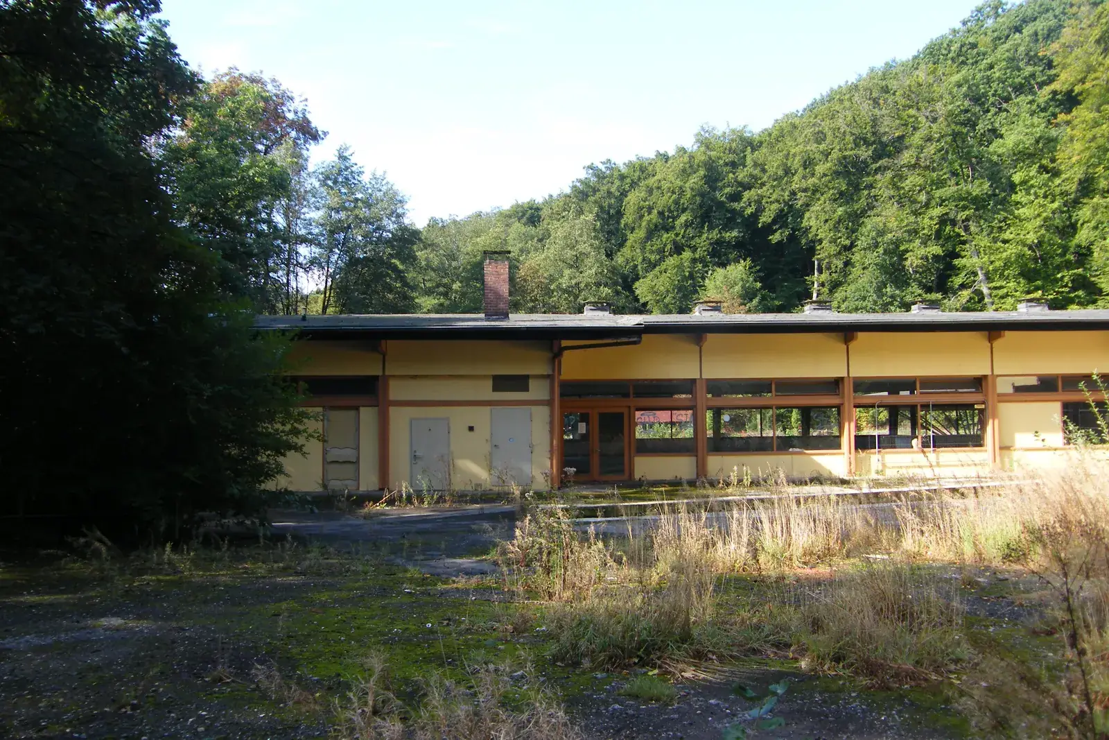 Halle, Außenansicht, September 2022