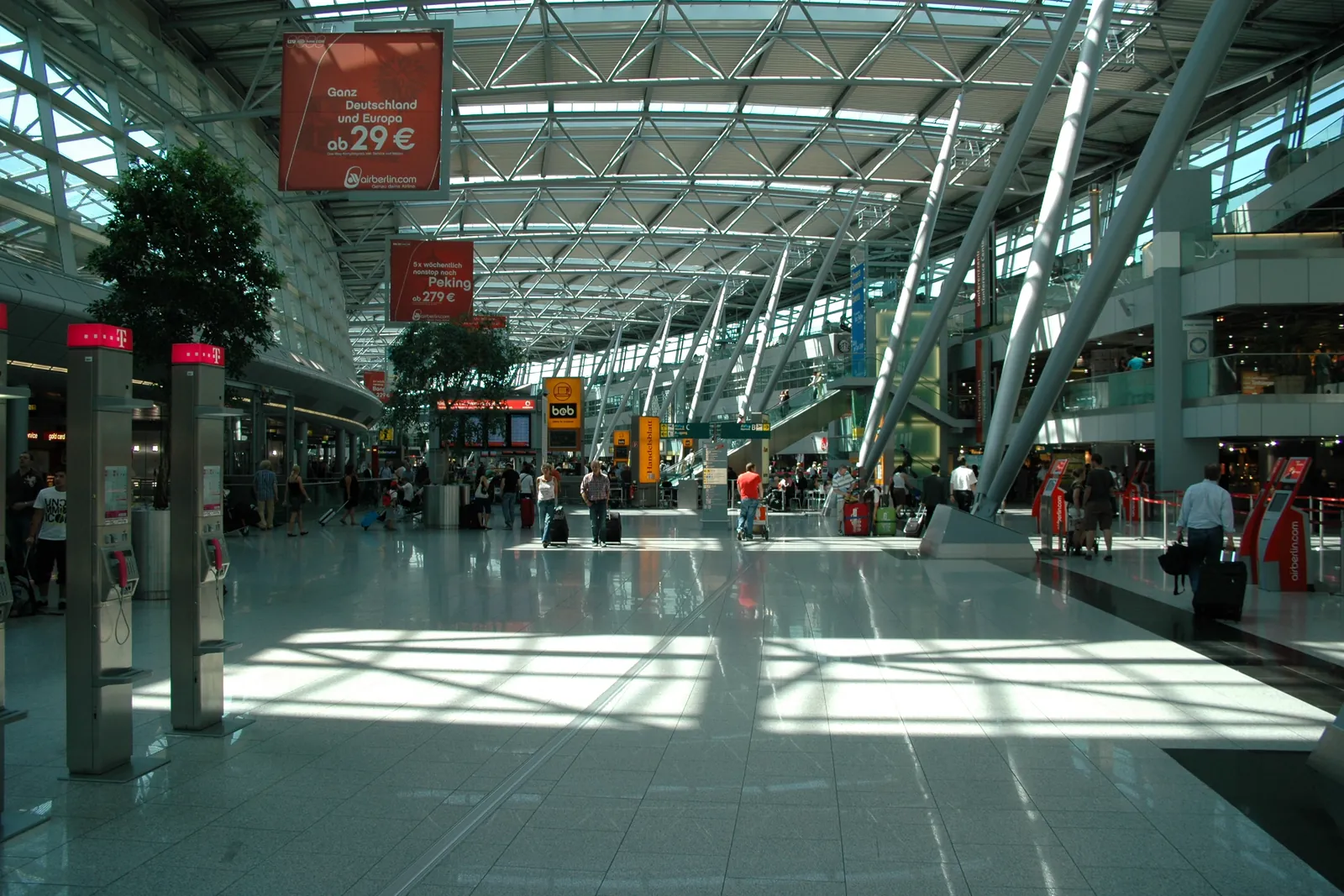 Terminal des Flughafens Düsseldorf, lichte Halle mit Stahl-Glas-Dach