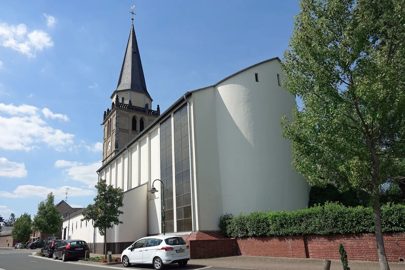 Rommerskirchen, Pfarrkirche St. Peter im Ortskern
